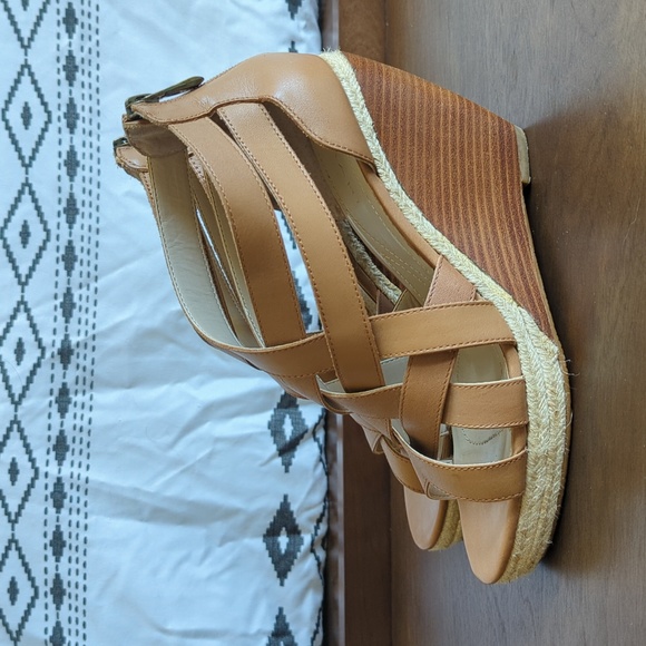 Tahari Summer Wedges - Picture 3 of 6